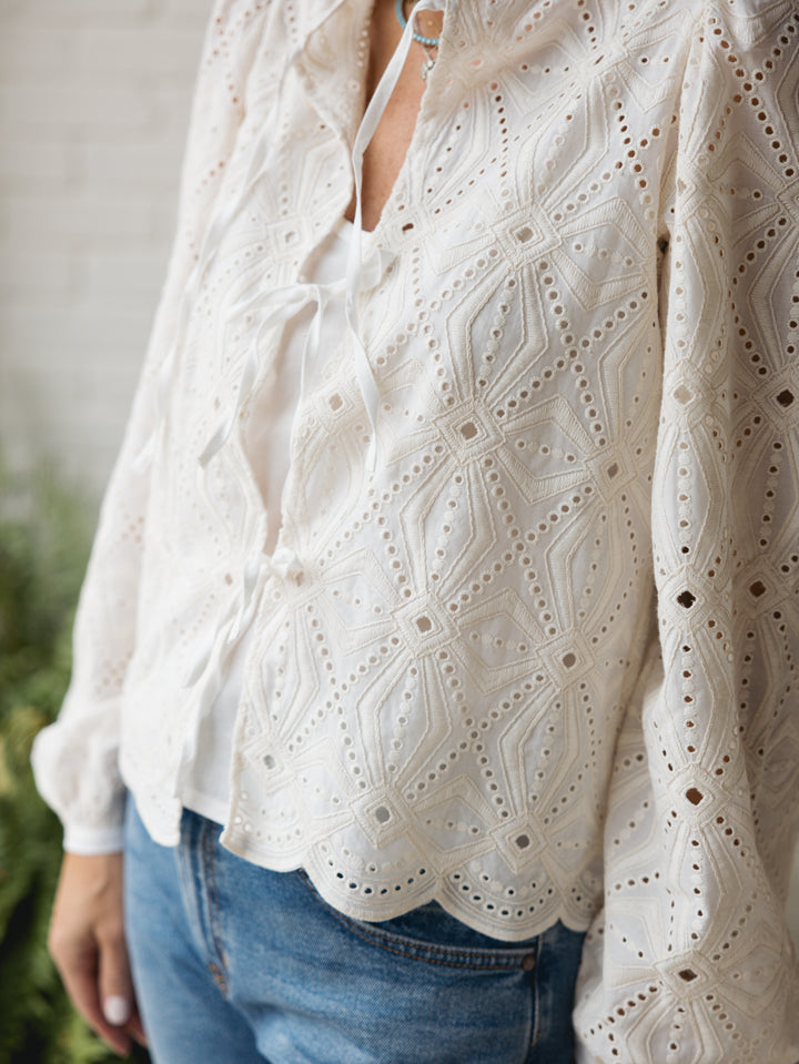 SOUTH LACE BLOUSE