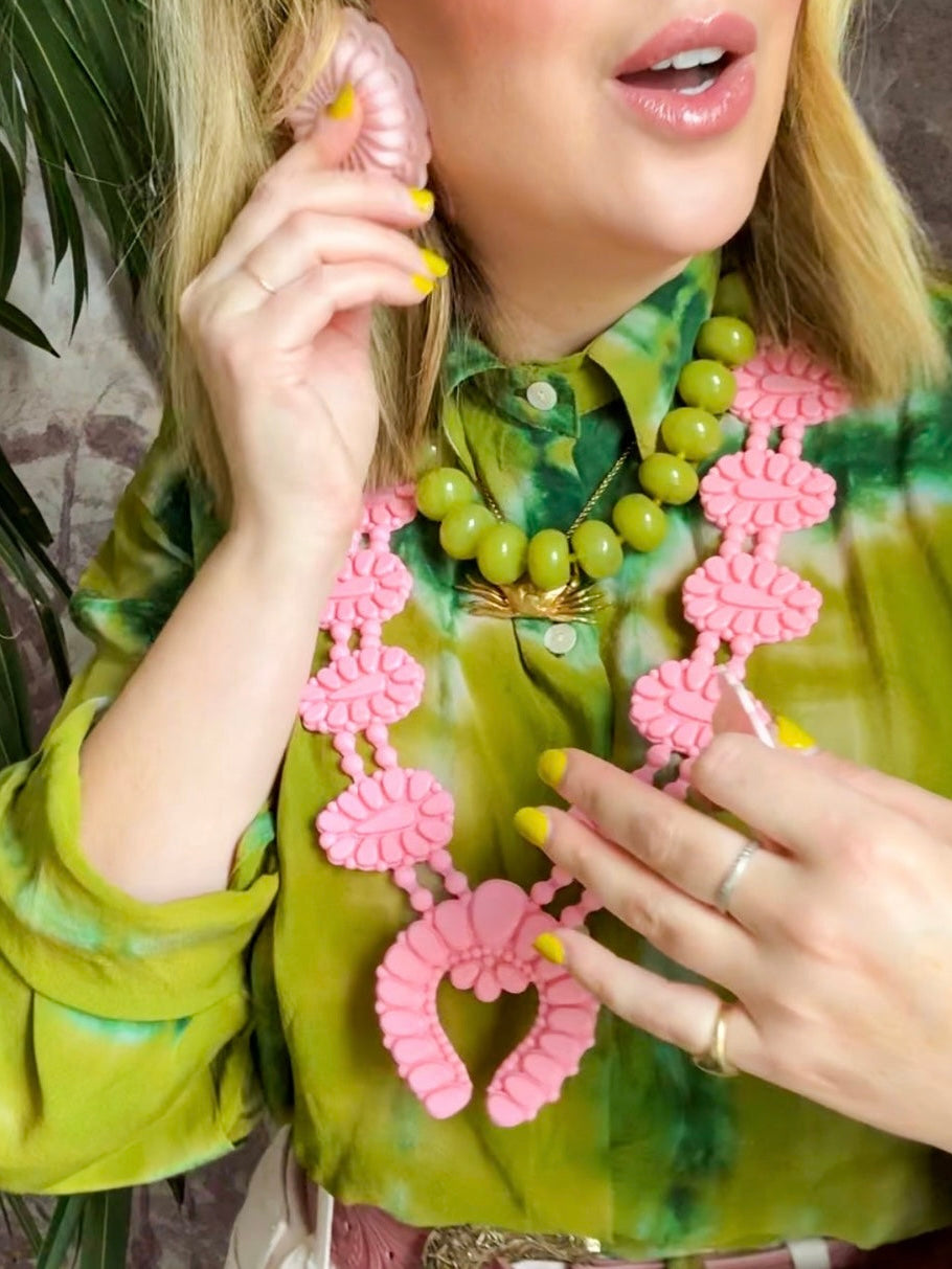 GOLDEN HOUR NECKLACE IN BUBBLEGUM PINK